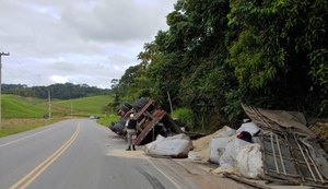Estrutura de caminhão não suporta carga e veículo tomba em Matriz de Camaragibe