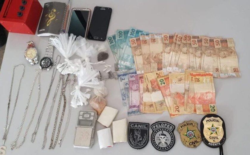 Operação conjunta prende dois homens e apreende drogas, dinheiro e moto em Arapiraca
