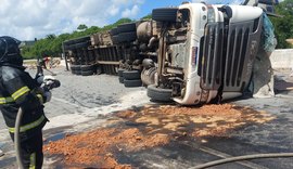 Tombamento de carreta deixa condutor preso às ferragens em Pilar