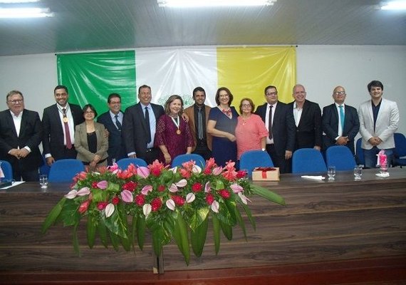 Vereadores entregam comenda a Tereza Nelma e Crismédio Vieira