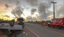 Condutor perde controle de veículo, invade contramão e capota em seguida