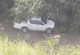 Helicóptero da PM localiza caminhonete roubada escondida em canavial de Rio Largo