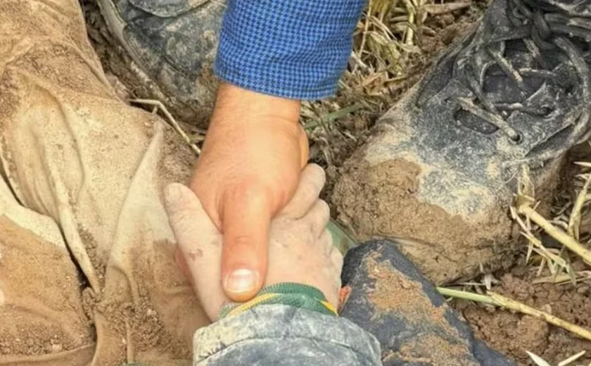 Menino que estava desaparecido é encontrado 'enterrado vivo'