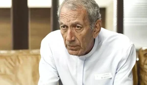 Descubra com quem o padre Paulo fala ao telefone em Dona de Mim