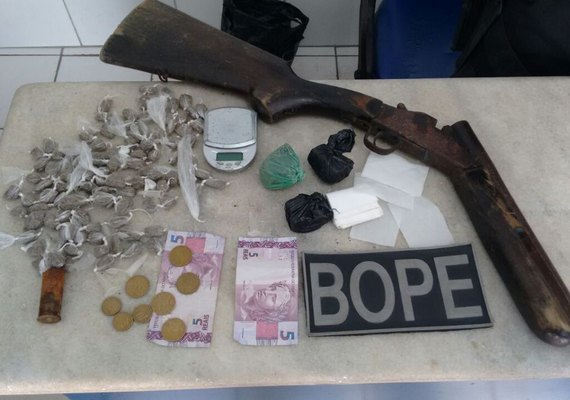 Mulher é encaminhada à Central após polícia encontrar drogas em residência