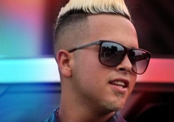 Cantor de 'Deu Onda' dá resposta homófobica a youtuber e arma confusão