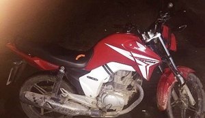 Policiais do Cisp de Cajueiro prendem indivíduos com moto roubada