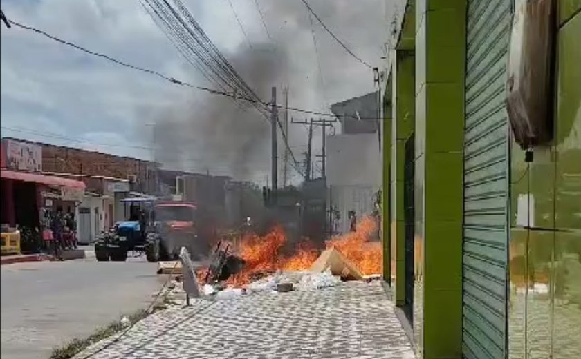 Durante surto, homem provoca incêndio em via pública no interior de Alagoas