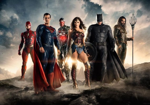 Henry Cavill presenteia colegas de elenco e produção de Liga da Justiça