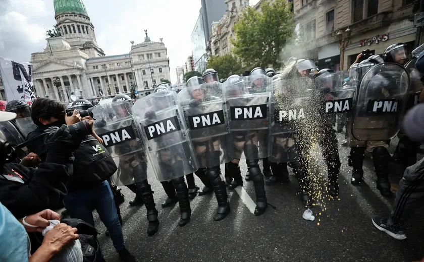 Ajuste de Milei reduz número de novos aposentados em 53% na Argentina