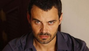 Carmo Dalla Vecchia nega fogo para fã em hotel e mulher vai aos prantos