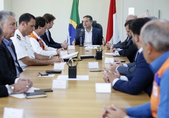 Governador discute com ministro e prefeitos medidas de limpeza das praias alagoanas