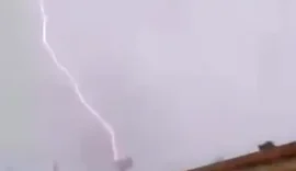 Morador registra momento em que raio atinge Rio Largo durante forte chuva