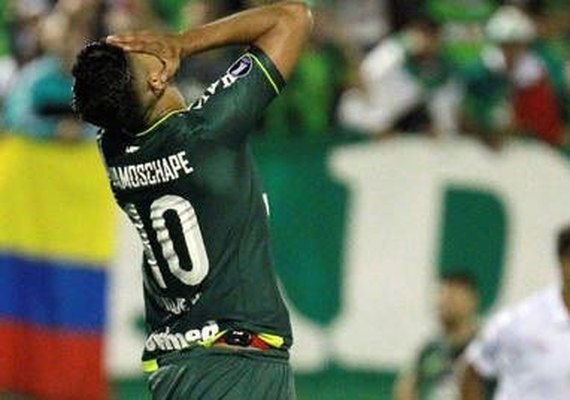 Chapecoense perde e sonho de classificação fica mais distante