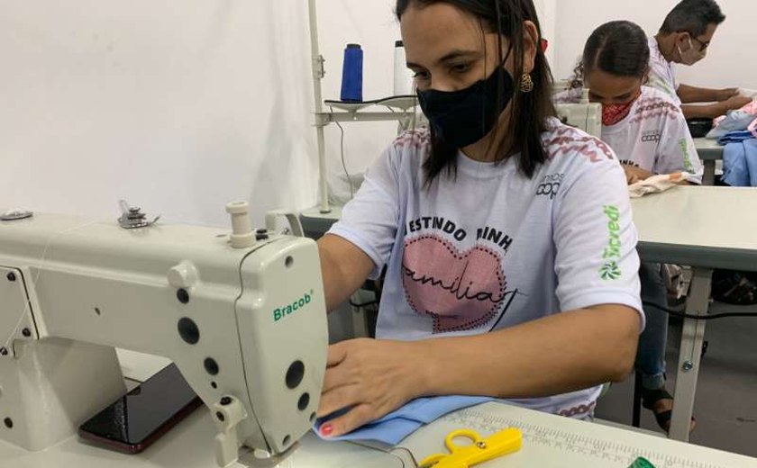 Projeto Vestindo Minha Família forma a primeira turma em Arapiraca