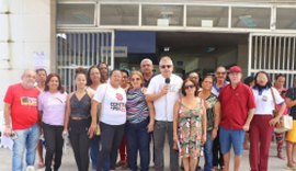 Técnico-administrativos realizam ato público na entrada do HU da Ufal