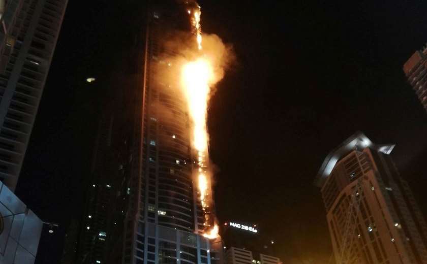 Incêndio atinge prédio com mais de 80 andares em Dubai
