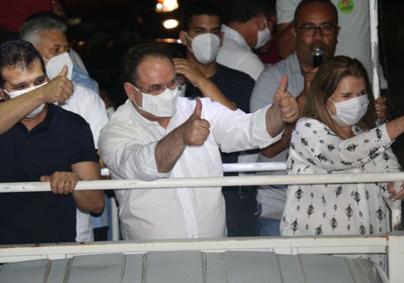 Candidato Luciano Barbosa é recebido com festa no bairro Primavera, em Arapiraca