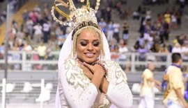 Miss Bumbum usa fantasia de Nossa Senhora em ensaio de escola de samba