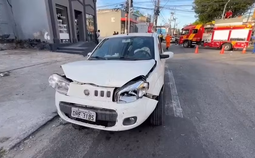 Colisão entre dois carros causa capotamento e deixa uma pessoa ferida em Maceió