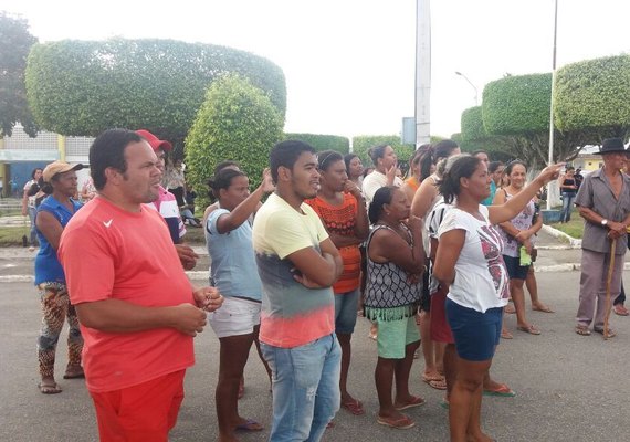 Servidores protestam em Cajueiro reivindicando salários atrasados e 13º
