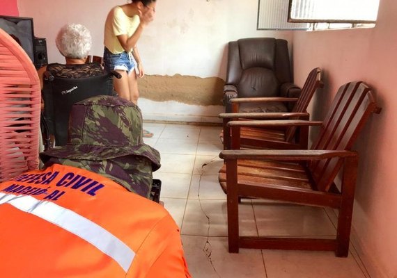 Defesa Civil vai analisar rachaduras em residências no bairro do Farol