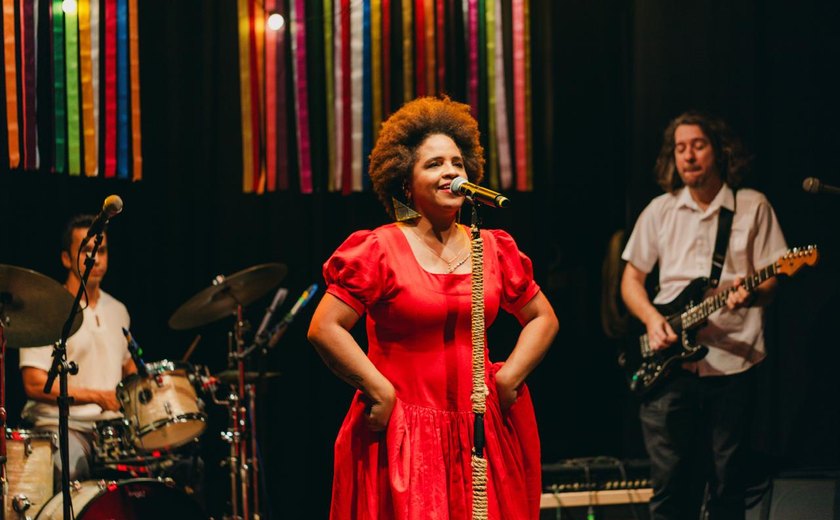Jacintinho recebe a artista Mel Nascimento e o 'Tem Samba no Coco' com atrações musicais e bingo beneficente