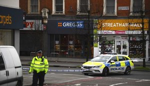 Ataque em Londres deixa pessoas esfaqueadas, diz polícia