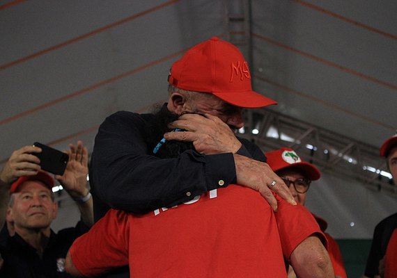Página de direita solta fake news ao mostrar Lula supostamente exaltado em evento do MST