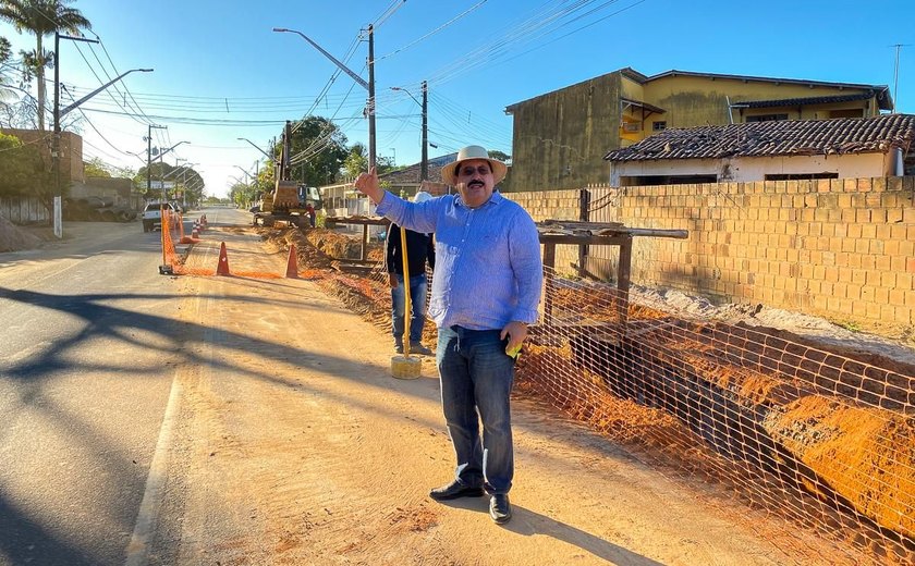 Ampla obra de urbanização da principal avenida de R. Largo segue a todo vapor