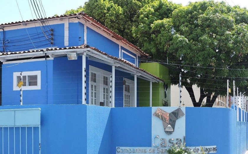 Casal conserta rompimento de tubulação para normalizar abastecimento na Ponta Verde
