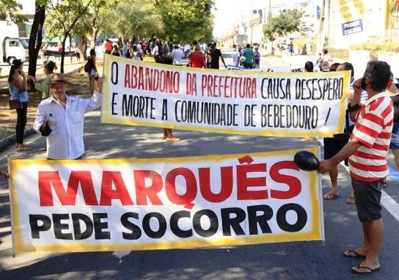 Moradores de bairros afetados por afundamento fecham avenida em Maceió