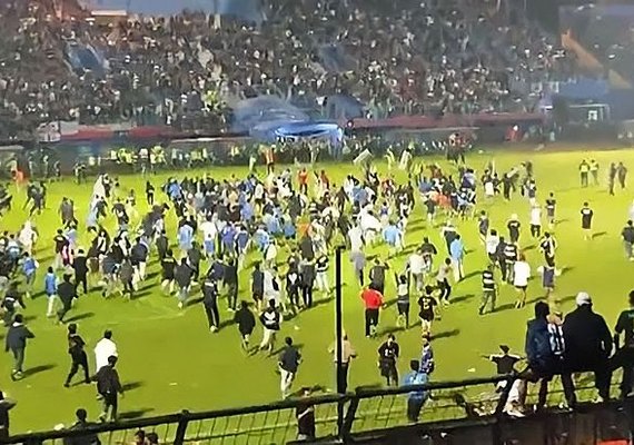 Tragédia: briga de torcidas em partida de futebol na Indonésia deixa mais de 125 mortos