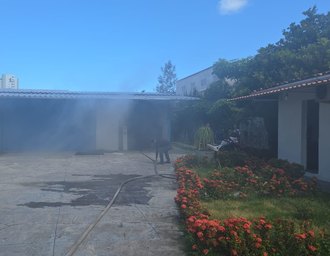 Incêndio em loja de materiais hospitalares mobiliza bombeiros em Maceió