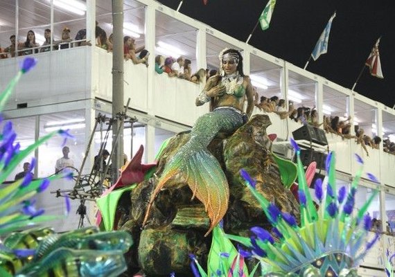 Musa da Portela festeja título de campeã do Carnaval