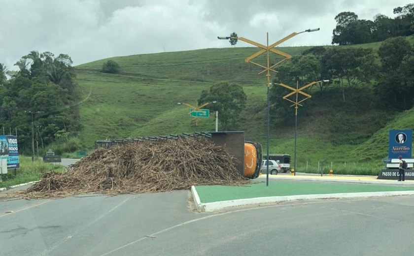 Caminhão carregado de cana tomba em trevo no interior de Alagoas