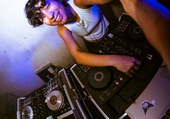 Fernanda Guimarães, Huná e DJ Clariar comandam programação musical em evento no Theatro Homerinho neste sábado (29)