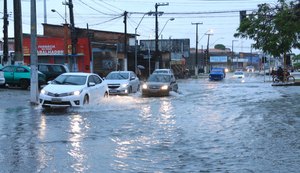Ruas ficam alagadas e barreira cede em Maceió após chuvas na manhã desta segunda-feira (21)