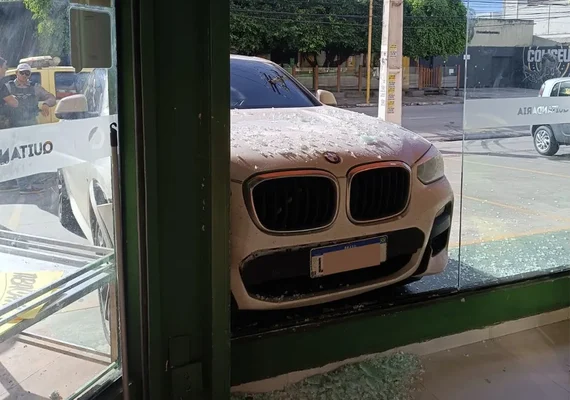 Médico é preso após colidir com BMW contra porta de vidro de supermercado