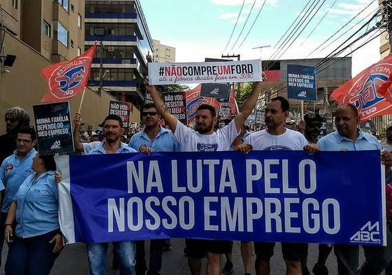 Funcionários da Ford fazem protesto contra decisão de fechamento da fábrica