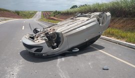 Veículo roubado no sábado capota neste domingo e é encontrado sem os pneus