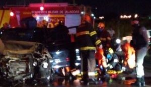 Colisão deixa duas pessoas mortas e uma ferida