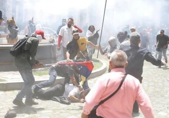 Parlamentares da Venezuela são agredidos dentro da Assembleia Nacional