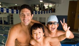 Medalhista olímpico na natação, Gustavo Borges participa de evento em escola de Maceió