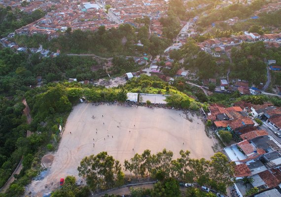 Agora com infraestrutura nas grotas, bairro de Santo Amaro celebra vida com irreverência