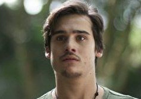 Novela 'Rock Story': Zac descobre namoro secreto de Gui e Júlia. 'Tá na cara'