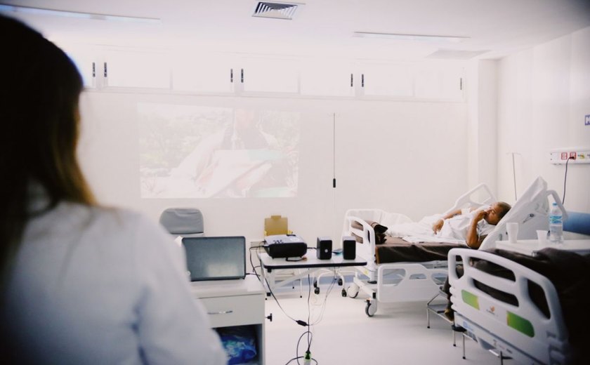 Hospital Metropolitano promove sessões de cinema para pacientes internados com a Covid-19