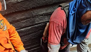 Trabalhador fica com perna presa em elevador na Ponta Verde