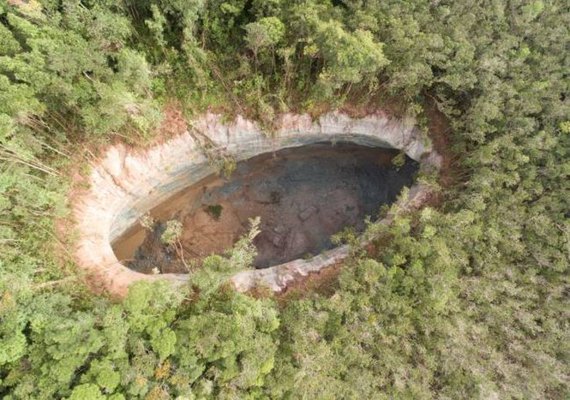 Cratera de 45 metros de profundidade intriga moradores e cientistas no interior da Bahia