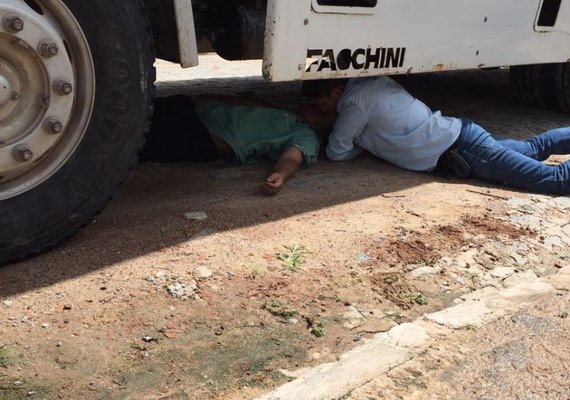 Motorista de caminhão de limpeza se joga de veículo em movimento no Eustáquio